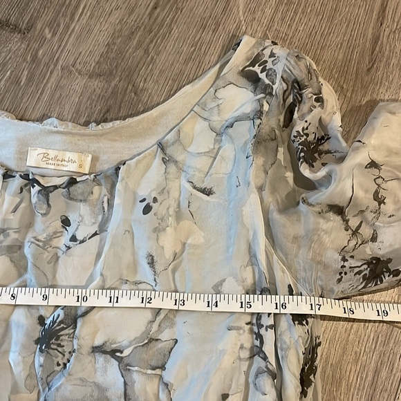 Delicate lined over the head blouse with lace sleeves and bubble hem. - Picture 6 of 11